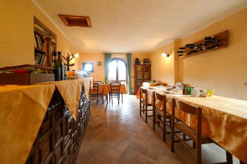 un restaurante con mesas y sillas y un comedor en B&B Peter Pan, en Gargnano