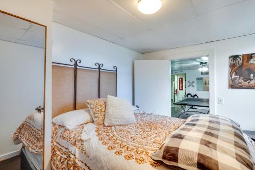 ein Schlafzimmer mit einem Bett mit einer Decke darauf in der Unterkunft Cozy Berkshires Vacation Rental Near Hiking! in Chester