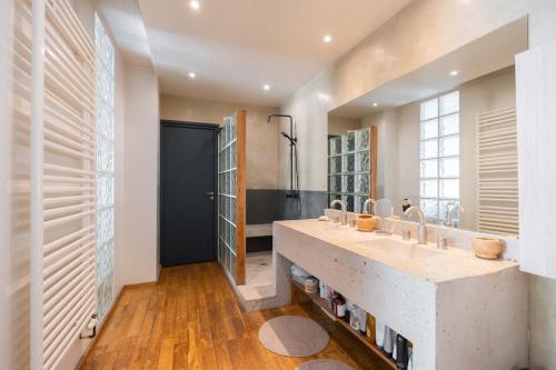 ein Badezimmer mit zwei Waschbecken und einem großen Spiegel in der Unterkunft Le Loft du Vieux-Port - St Victor in Marseille