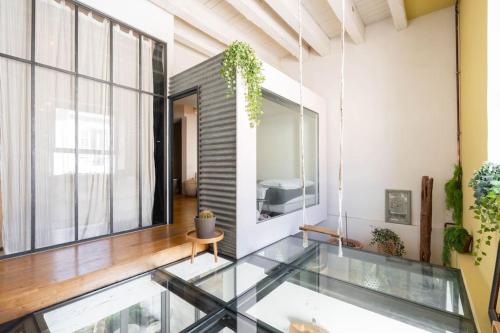 Cette chambre dispose d'un sol en verre et d'une fenêtre. dans l'établissement Le Loft du Vieux-Port - St Victor, à Marseille