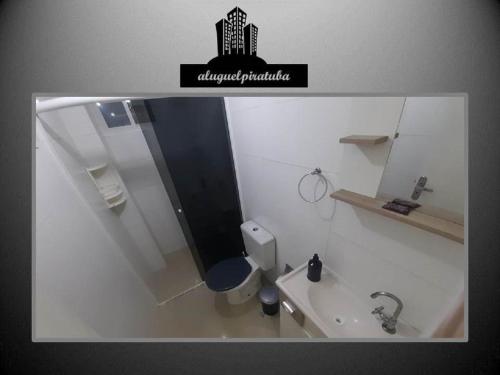 ein Badezimmer mit einem Waschbecken, einem WC und einem Spiegel in der Unterkunft Incrível localização 102, apenas 4 min do Parque in Piratuba