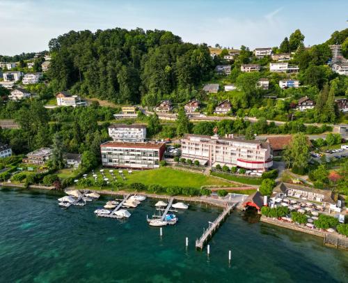 uma vista aérea de uma marina com barcos na água em HERMITAGE Lake Lucerne - Beach Club & Lifestyle Hotel em Lucerna