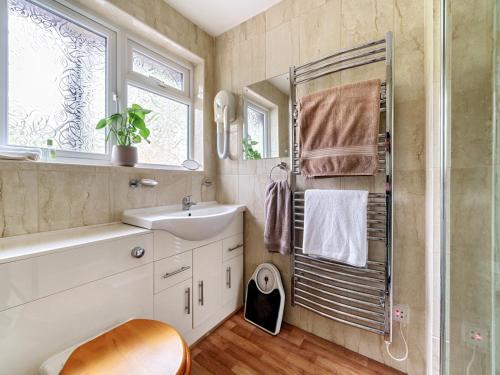 uma casa de banho com um lavatório e um chuveiro em Pass the Keys Close to Uni homely and suitable for families em Exeter