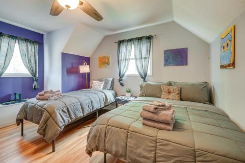 - 2 lits dans une chambre aux murs violets dans l'établissement Family-Friendly Leland Home with Patio and Grill, à Leland