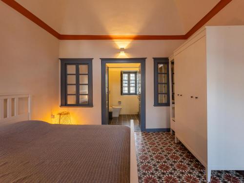 um quarto com uma cama e uma casa de banho em St.Mammas Traditional Apartment em Mesaria