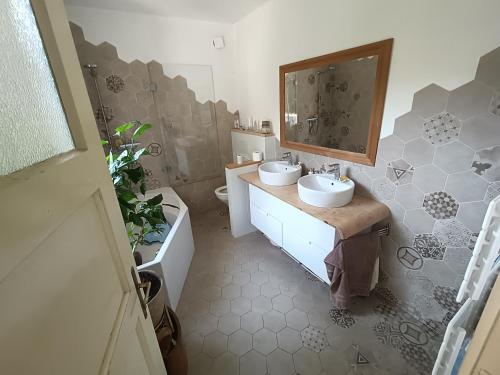 Koupelna v ubytování EN Homestay with private top floor, 3 bedrooms, bathroom, kitchenette, host stays downstairs with a cat and 2 small dogs --- CS Soukromé horní patro, 3 ložnice, koupelna, vařič, balkon - Přízemí sdílené s hostitelem, kočkou a 2 malými psy