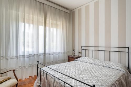 una camera con un letto e una grande finestra di Residenza Martinelli a Pistoia