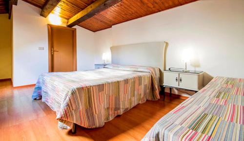 パレルモにあるカサ カリオストロ パレルモのベッドルーム1室(ベッド2台、シンク付)
