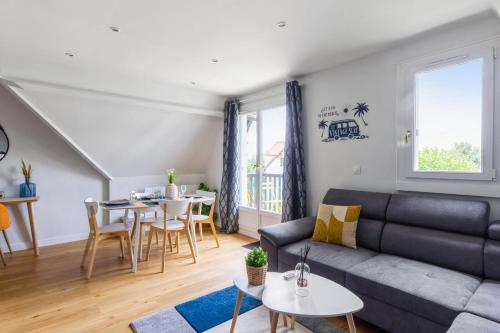 un salon avec un canapé et une table dans l'établissement Duplex Palma - Welkeys, à Cabourg