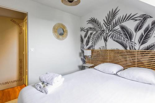 une chambre avec un lit blanc avec deux oreillers dans l'établissement Duplex Palma - Welkeys, à Cabourg