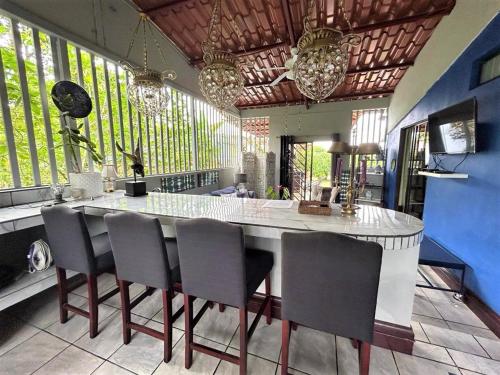 Casa Sophia 3 listings Apartment 1 or Apartment 2 separately or Apt 1 and 2 together all with FO internetにあるキッチンまたは簡易キッチン