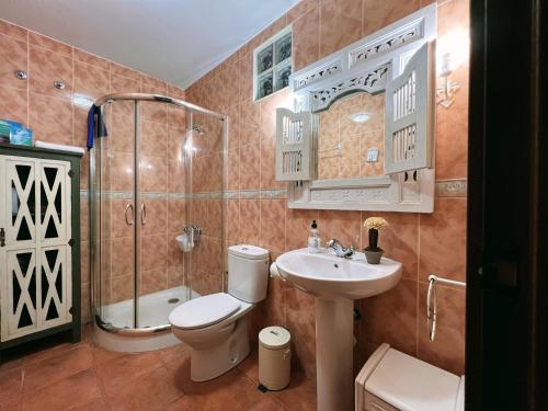 ナバコンセホにあるSenderos del Jerteのバスルーム(トイレ、洗面台、シャワー付)