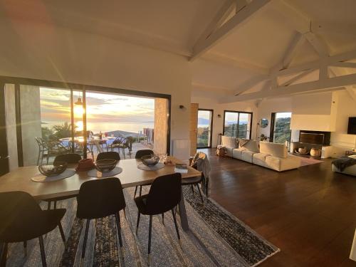 Posezení v ubytování Magnifique villa vue mer avec piscine