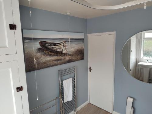 uma casa de banho com uma pintura de um barco na parede em Wavertree Drive 3 bed contractor home in Leicester em Leicester