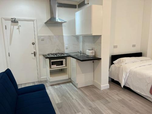 Ett kök eller pentry på Remarkable 2-Bed Apartment in Ilford London