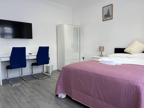 Кровать или кровати в номере Remarkable 2-Bed Apartment in Ilford London
