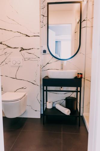 a bathroom with a sink and a mirror at Anaberg in Nowa Ruda