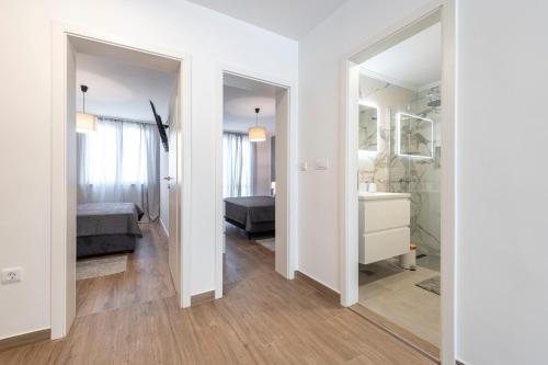 um quarto com uma cama e uma casa de banho com um espelho. em Blue Sky Apartment em Dubrovnik