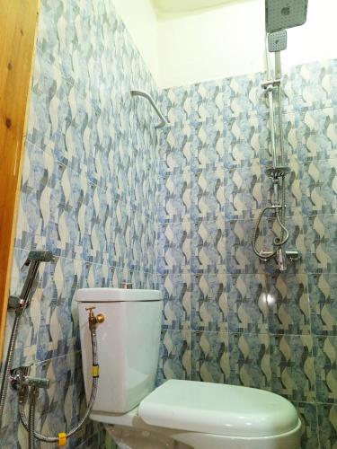 a bathroom with a toilet and a shower at RÉSIDENCENGUARY in Dakar