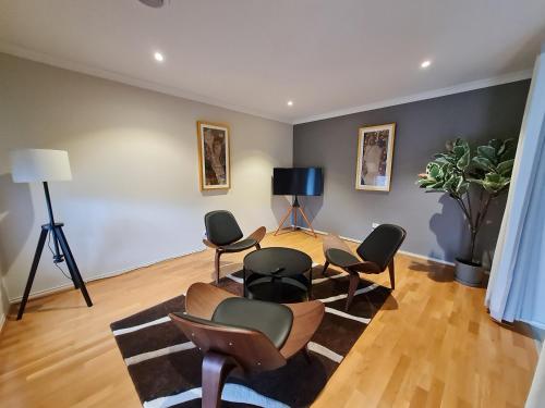 Χώρος καθιστικού στο Stylish House in Geelong for Large Family or Group