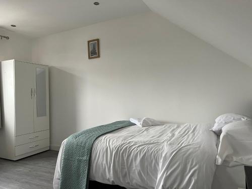 Tempat tidur dalam kamar di Remarkable 1-Bed Studio Apartment in Redbridge