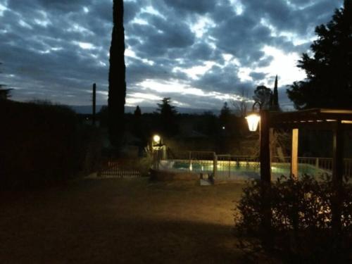 una puesta de sol con un árbol y una piscina en un patio en Unser traum en Villa General Belgrano