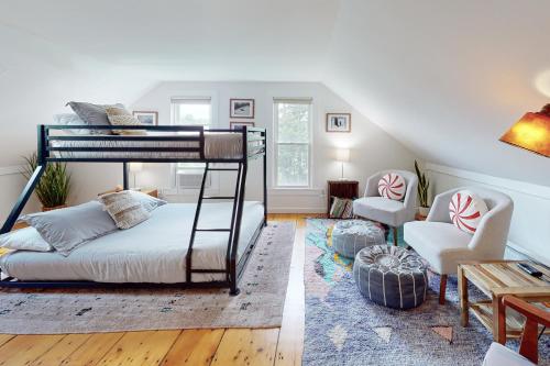 - une chambre avec des lits superposés et un salon dans l'établissement The Adams Mill Farm House, à Stowe