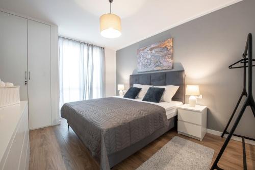um quarto com uma cama e um quadro na parede em Blue Sky Apartment em Dubrovnik