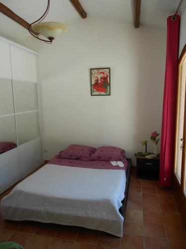 une chambre avec un lit et un rideau rouge dans l'établissement VILLA AVEC PISCINE PRIVATIVE et EXCLUSIVE avec PARKING, à Roquefort-les-Pins