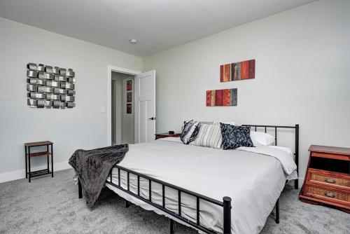 Habitación blanca con cama y mesita de noche en 317 House Of Music - Fountain Square, en Indianápolis