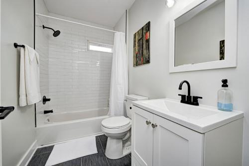 Baño blanco con aseo y lavamanos en 317 House Of Music - Fountain Square, en Indianápolis