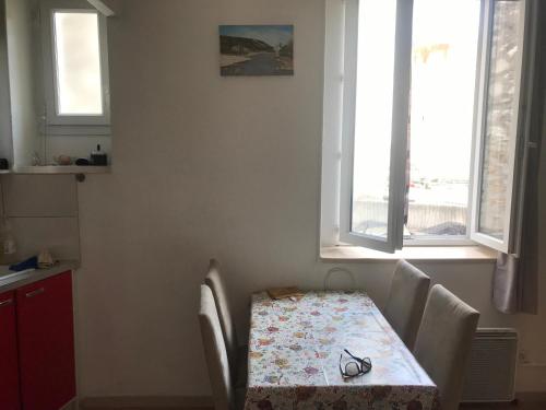 d'une table, de chaises et de deux fenêtres. dans l'établissement Republique, à Marseille