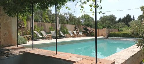 - une piscine dans une maison entourée d'une clôture dans l'établissement Bastide au milieu des vignes et des oliviers Aups, à Aups