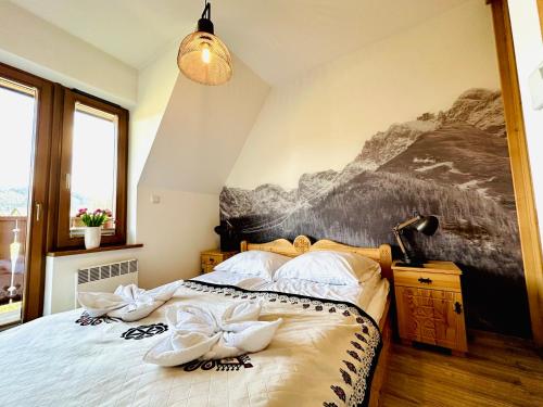 Domek Giewont في زاكوباني: غرفة نوم عليها سرير وفوط بيضاء