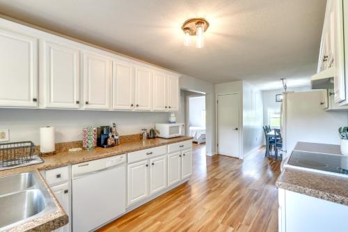 Η κουζίνα ή μικρή κουζίνα στο Countryside Hideaway in Greeneville with Fire Pit!