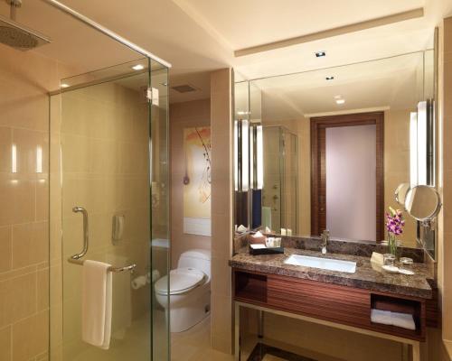 La salle de bains est pourvue de toilettes, d'un lavabo et d'une douche. dans l'établissement One World Hotel, à Petaling Jaya