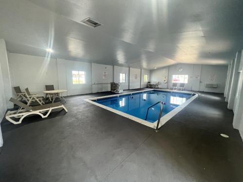 una gran piscina en una habitación grande en Motel 6-Council Bluffs, IA - Omaha East, en Council Bluffs