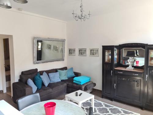 un salon avec un canapé et une table dans l'établissement La MASCOTTE, à Vallauris