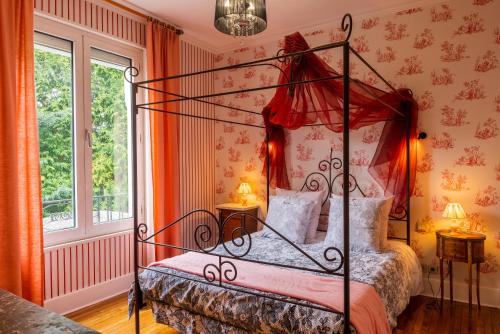a bedroom with a canopy bed in a room at Chambres d'hotes Lunidor in Lusigny-sur-Barse
