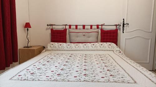 Postel nebo postele na pokoji v ubytování Maisonnette calme avec jardinet