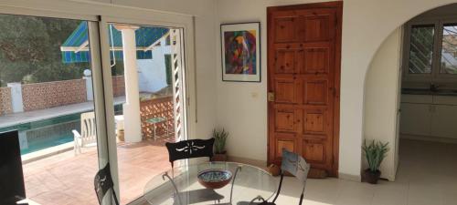 un salon avec une table en verre et une terrasse dans l'établissement Chalet Sol y Sombra, à Pals