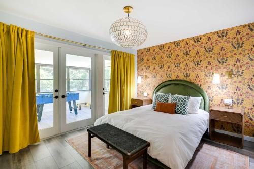 1 dormitorio con 1 cama grande y paredes amarillas en Riverfront Cottage in Homosassa Chateau Relaxo, en Homosassa