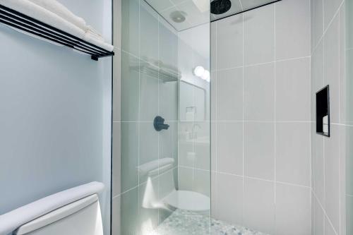 La salle de bains est pourvue d'une douche en verre et de toilettes. dans l'établissement Chateau Relaxo Homosassa Riverfront Cottage!, à Homosassa