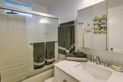 uma casa de banho com um lavatório, um WC e um espelho. em Charming Orange Park Home Near Doctors Lake! em Orange Park