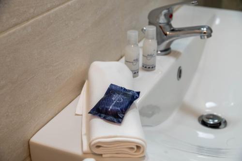 un lavandino in bagno con un asciugamano poggiato sopra di Hotel Mira a Peschici