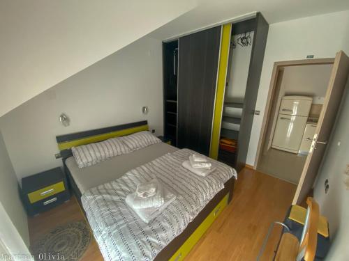 małą sypialnię z łóżkiem i lustrem w obiekcie Apartman Olivia w mieście Ludbreg
