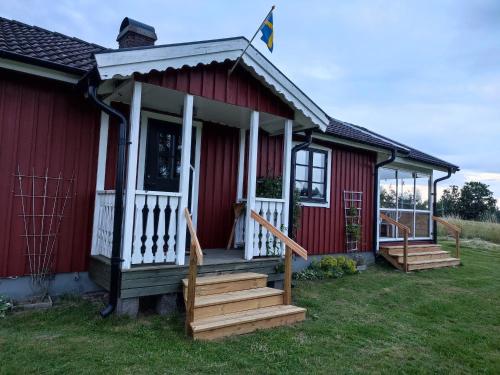 LönashultにあるLjusadals Pärlaの小さな赤い家