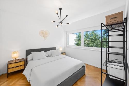 - une chambre blanche avec un lit et une fenêtre dans l'établissement Vienna Chic Residences #Penthouse, à Vienne