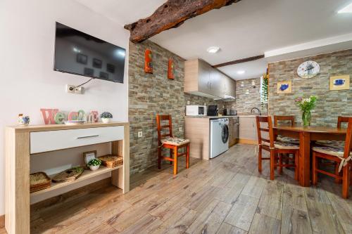 a kitchen and dining room with a table and chairs at Casa do Jornaleiro - Douro in Casal de Loivos