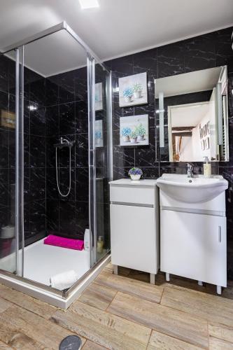 a bathroom with a shower and a sink at Casa do Jornaleiro - Douro in Casal de Loivos
